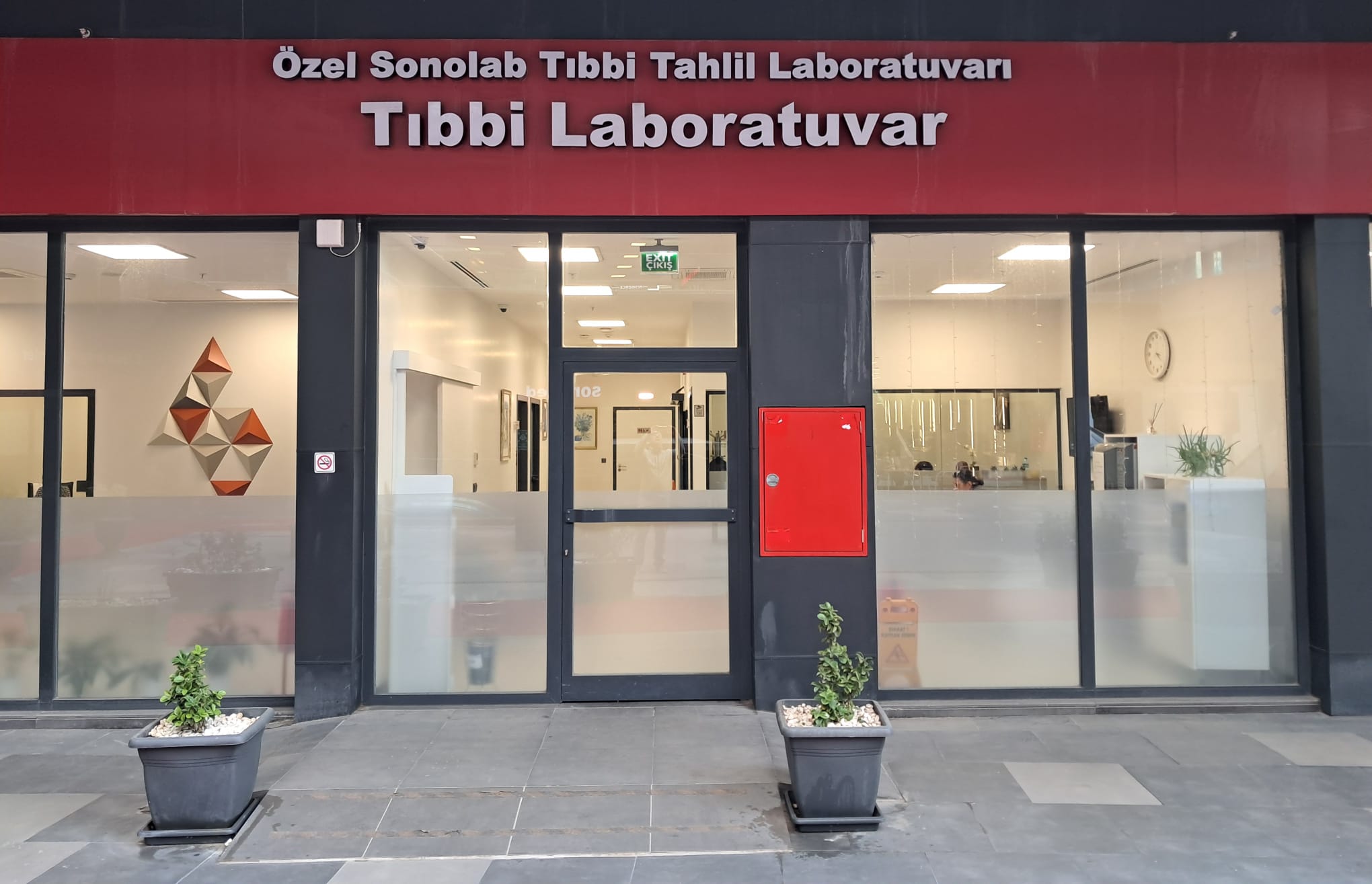 Sonolab Tıbbi Tahlil Laboratuvarı Kadıköy giriş cephesi